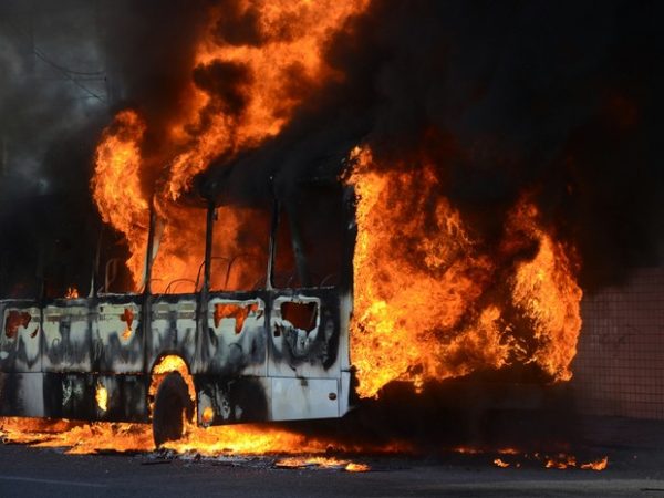 Bandidos ateiam fogo em ônibus na Rua Café Filho em Natal, nesta quarta (18). (Foto: Frankie Marcone/Futura Press/Estadão Conteúdo)