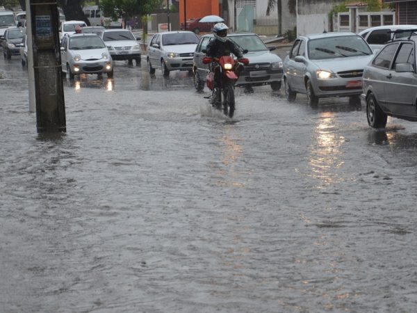 Ruas alagadas na Paraíba após chuvas — Foto: Walter Paparazzo/G1