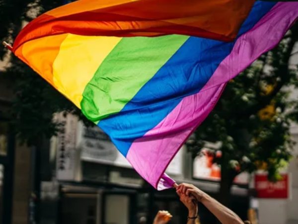 Lei pretende ampliar acesso da comunidade LGBTI+ aos serviços de saúde — Foto: Raphael Renter/Unsplash