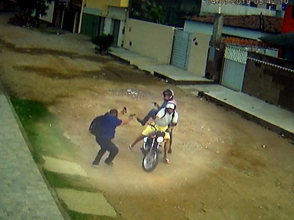 Caso aconteceu na Zona Norte da capital. Policial também ficou ferido, após ser atingido na costela — Foto: Reprodução