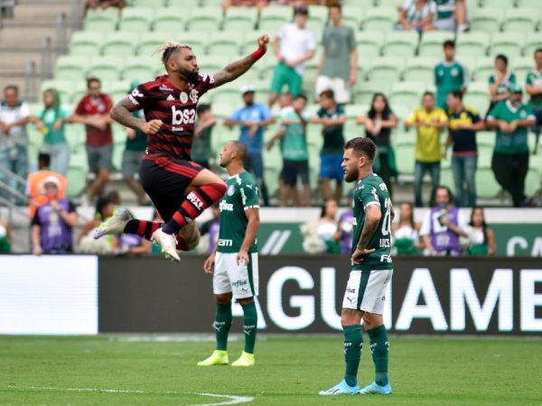 Mengão faz 3 a 1 sobre o Palmeiras e vence mais uma no Brasileiro — Foto: Bruno Ulivieri/AGIF/GPress