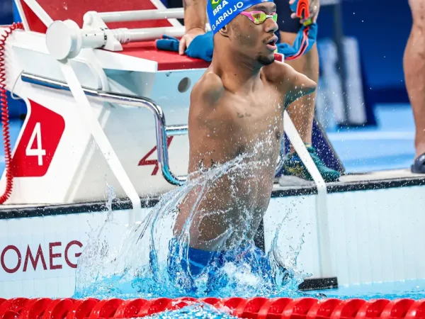 Com o tempo de 1min59s54 nos 100m costas da classe S2, Gabriel Araújo, Gabrielzinho, se classifica à final - Paralimpíada - natação