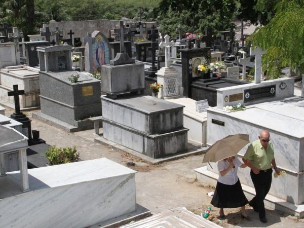 Casal de idosos deixa Cemitério Senhor da Boa Sentença, no bairro do Varadouro em João Pessoa.  — Foto: Francisco França/Jornal da Paraíba