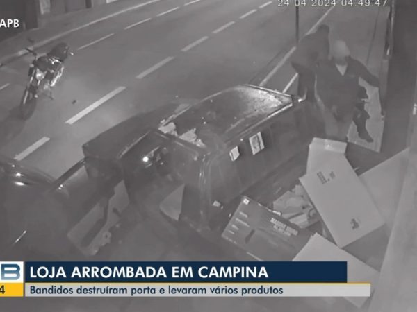 Câmeras de segurança registraram arrombamento de loja em Campina Grande — Foto: Reprodução/TV Paraíba