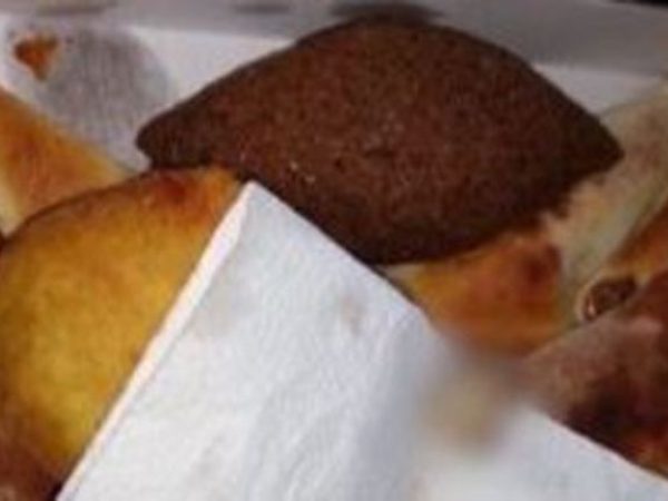 Família que pediu comida por delivery em um restaurante da zona norte da capital chamou a polícia após filho quase engolir o dedo — Foto: Reprodução