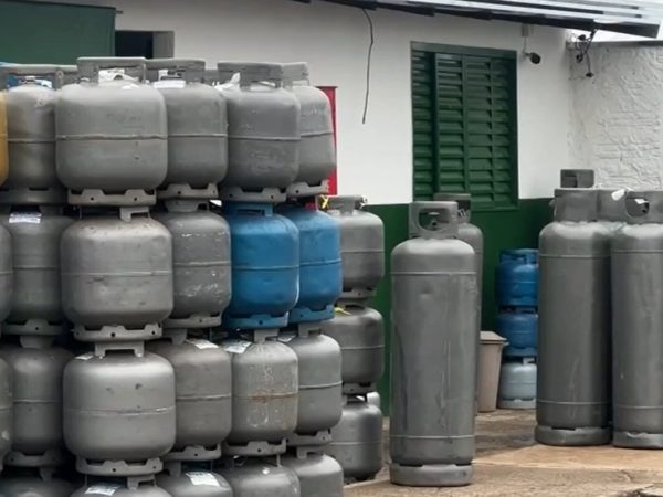 Reajuste no gás de cozinha em São José do Rio Preto (SP) e região pesa no bolso e valor do botijão varia entre R$ 120 e R$ 130: influência do mercado internacional — Foto: TV TEM/Reprodução