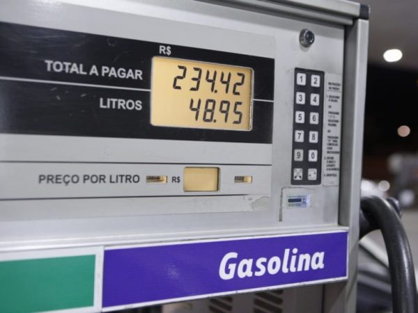 O litro do combustível terá diminuição de 0,72% a partir de sexta-feira (25/5) (Foto: JP Rodrigues/Metrópoles)
