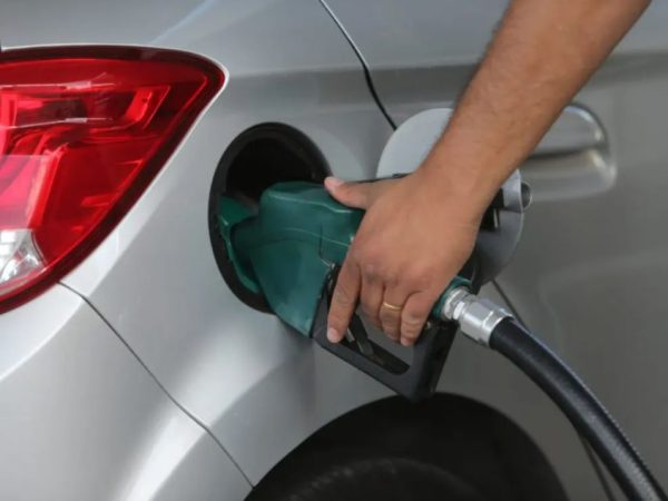Na semana passada, o litro do combustível foi vendido por R$ 4,98 nos postos de gasolina do Brasil. — Foto: Reprodução
