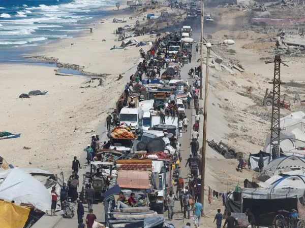 Palestinos deslocados fogem devido a operação militar israelense no centro da Faixa de Gaza
1º/10/2025
REUTERS/Mahmoud Issa