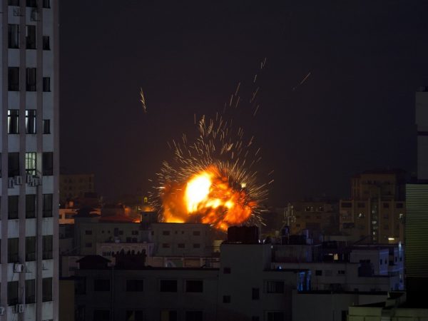 Explosão causada pelo ataque aéreo das Forças de Defesa de Israel em um edifício em Gaza City, na noite deste sábado (4) — Foto: Khalil Hamra/AP