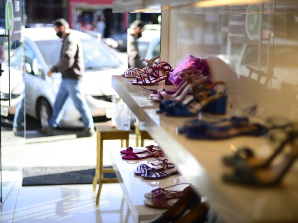 GDF libera funcionamento de lojas de roupas e sapatos