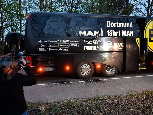 Ônibus do Borussia Dortmund danificado após explosão na terça-feira (11) (Foto: AP Photo/Martin Meissner)