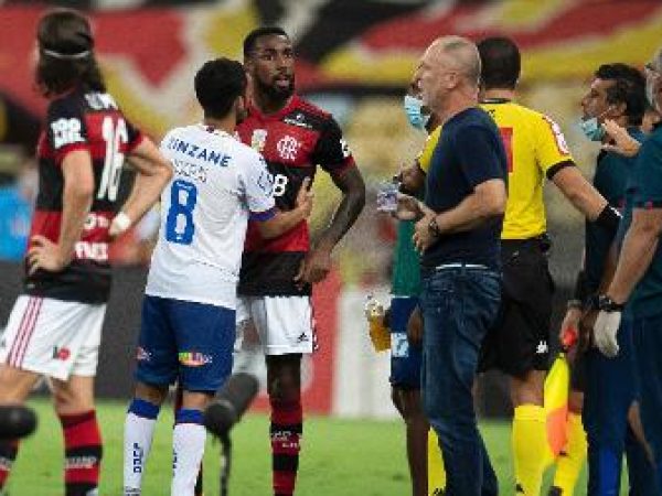Após a partida, Gerson acusa meia Ramirez de racismo. — Foto: Jorge Rodrigues/AGIF