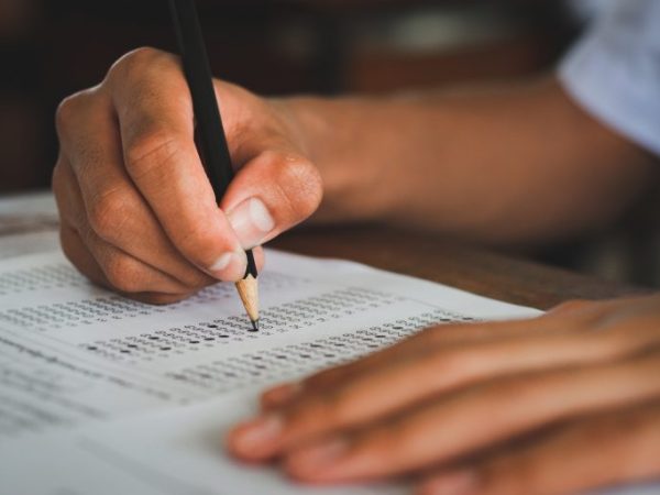 Pessoa faz prova de concurso