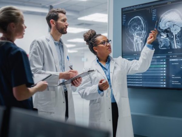 Médicos examinam imagens de exame de cabeça