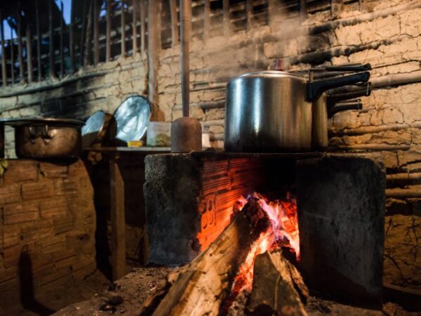 Panelas sobre fogão de lenha. Pobreza, vida simples, desigualdade social