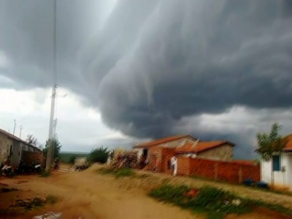 Super nuvem apareceu em Tabuleiro do Norte (Foto: Reprodução/TV Verdes Mares)