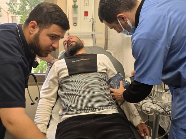 Palestina, 25/03/2025 - O cineasta palestino Hamdan Ballal hospitalizado após ser agredido. Foto: @basel_adra/X