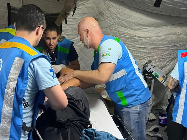 Hospital de campanha já está em funcionamento em Estrela-RS para atender a população. Novos profissionais da Força Nacional do SUS chegaram e o Escritório de monitoramento do Governo Federal foi instalado. Foto: Nísia Trindade Lima/X