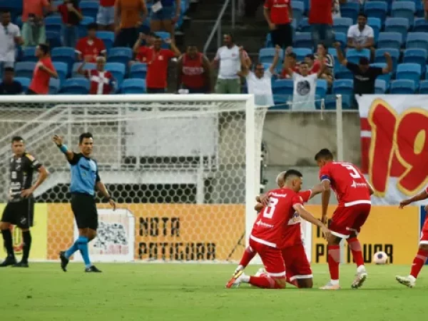 Os três gols foram marcados no segundo tempo e reassume liderança. — Foto: Alexandre Lago