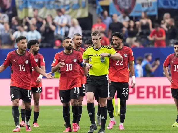 Mohamed Salah, do Egito, discute com o árbitro François Letexier após Enzo Fernández, da Argentina, marcar o terceiro gol da sua equipe
7 de julho de 2026
IMAGN IMAGES via Reuters/Dale Zanine
