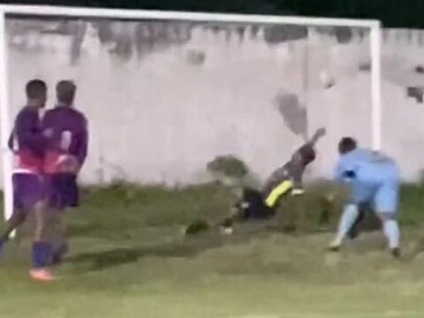 Defensor do Manchester City tira a bola com a mão em cima da linha e evita gol do Bahia; árbitro não marcou pênalti — Foto: Reprodução/Futmetas