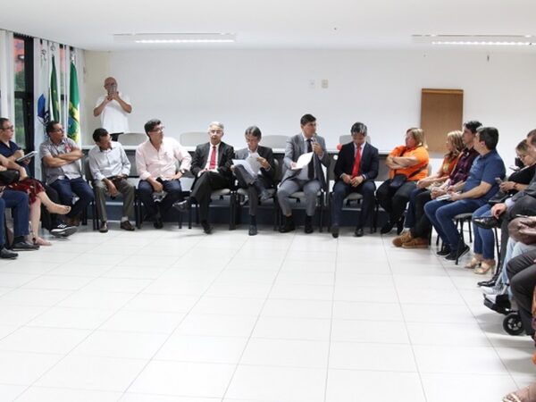 Representantes do governo em reunião com sindicatos de servidores estaduais — Foto: Dayse Bezerra/Divulgação