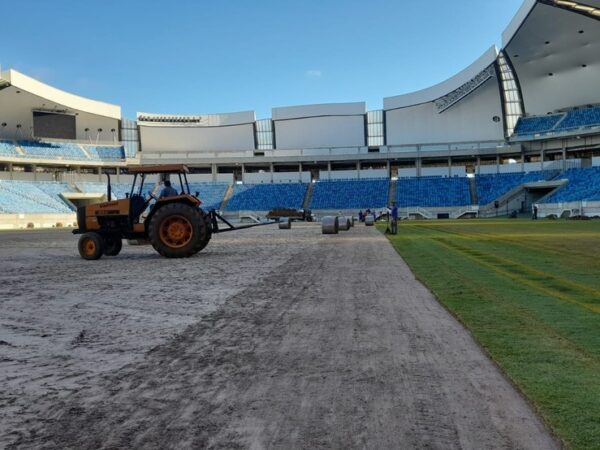 Arena das Dunas instala novo gramado — Foto: Vanessa Camilo/Inter TV Cabugi