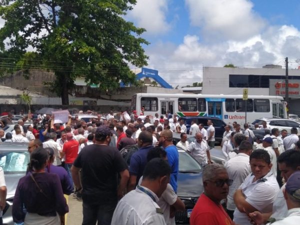Motoristas aguardaram resultado da audiência de conciliação na frente do TRT-13 — Foto: Yanka Oliveira/TV Cabo Branco