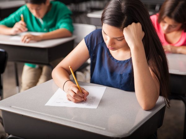 Mulher realizando prova de concurso — Foto: Foto: Reprodução Freepik (https://br.freepik.com/fotos-gratis/grupo-de-estudantes-do-ensino-medio-fazendo-um-teste-em-uma-sala-de-aula_27999198.htm#fromView=search&page=1&position=7&uuid=245eb0bd-96a8-4e2a-bfc3-ca3a72287314&query=prova+de+concurso)