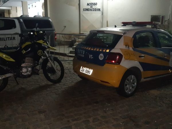Após ser detido, motociclista que agrediu guarda de trânsito foi levado para Central de Flagrantes da Polícia Civil, em Natal — Foto: Sérgio Henrique Santos/Inter TV Cabugi