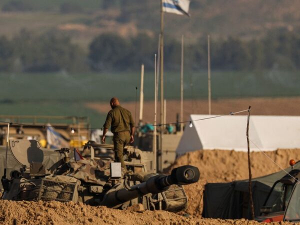 Israel 20/01/2024
Um soldado israelense caminha sobre uma unidade móvel de artilharia, em meio ao conflito em curso entre Israel e o grupo islâmico palestino Hamas, perto da fronteira Israel-Gaza, no sul de Israel. REUTERS/Tyrone Siu