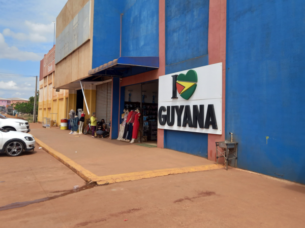 Cidade de Lethem, na Guiana, atrai turistas brasileiros em busca de compras e trabalho