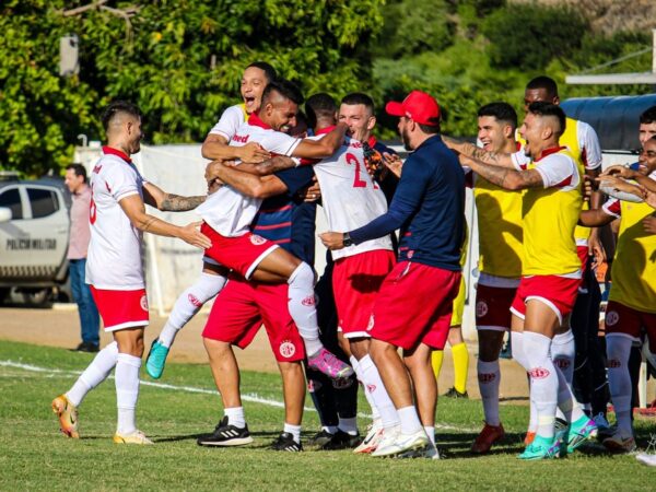 Jogadores do América-RN festejam o gol de Gustavo Ramos — Foto: Ricardo Oliveira