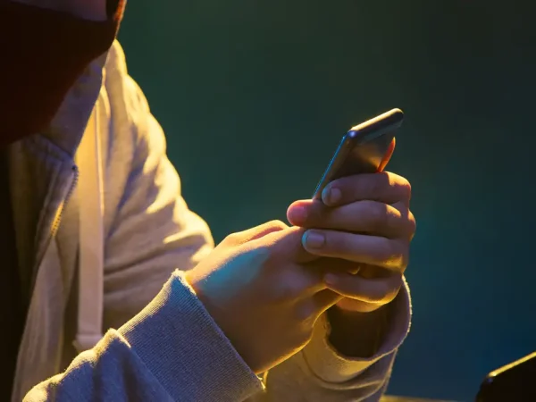 Fraude, golpe, cibercrime, telefone celular- Idec aponta fragilidades na segurança de aplicativos de bancos. Foto: Freepick