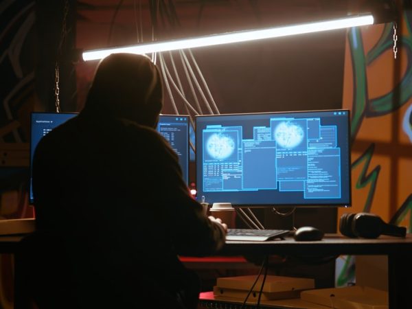 hacker-em-neon-escuro-iluminado-subterraneo-hq-codificacao-de-malware Crimes cometidos na internet — Foto: DC Studio/Freepik