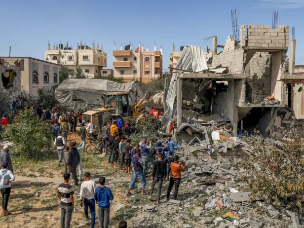 Palestinians gather at the site of an Israeli strike on a house, amid the ongoing conflict between Israel and Hamas, in Rafah in the southern Gaza Strip, March 1, 2024. REUTERS/Ibraheem Abu Mustafa