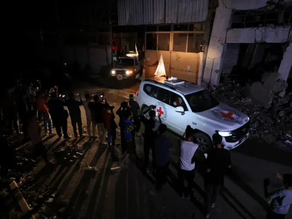 Cruz Vermelha recebe corpos de reféns do Hamas como parte da troca do cessar-fogo em Gaza
14/10/2025
REUTERS/Dawoud Abu Alkas