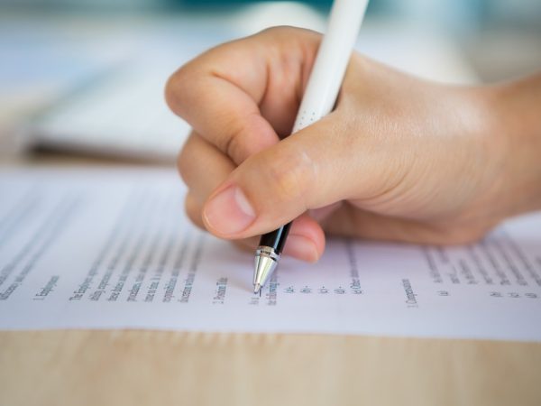 Prova de concurso — Foto: Reprodução Freepik - https://br.freepik.com/fotos-gratis/mao-com-uma-escrita-da-pena-em-um-papel_978444.htm#fromView=search&page=1&position=0&uuid=bc5272d0-8747-4fe0-a862-e05daf634180&query=prova+de+concurso