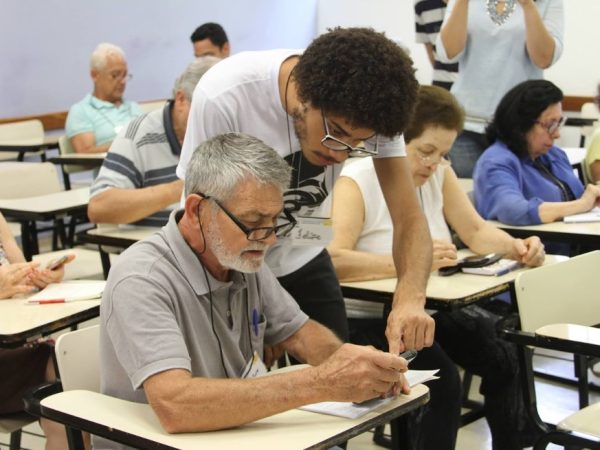 Cursos gratuitos de computação e uso de celular para idosos abrem inscrições em Natal — Foto: Henrique Fontes