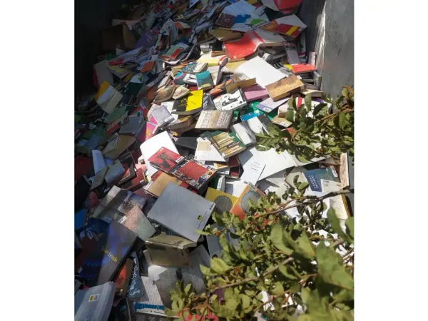 27/04/2026 - Acervo de livros da Biblioteca Municipal Monteiro Lobato, que foi fechada em 2020, são encontrados em lixo. Foto: Cadu Simões/X