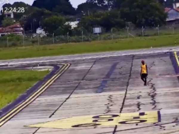 Homem invade pista do aeroporto Castro Pinto, em Bayeux — Foto: Reprodução