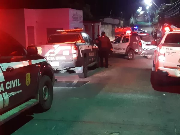 Policiais em local onde o crime aconteceu em Macaíba, na Grande Natal — Foto: Sérgio Henrique Santos/Inter TV Cabugi