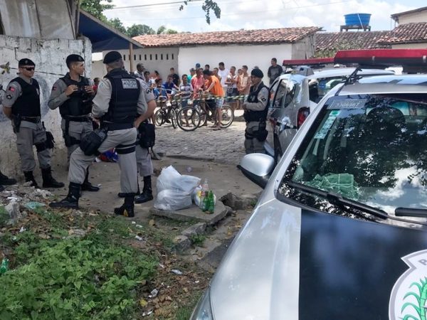 Jovem foi morto a tiros por dois em uma motocicleta no bairro do Rangel (Foto: Walter Paparazzo/G1)