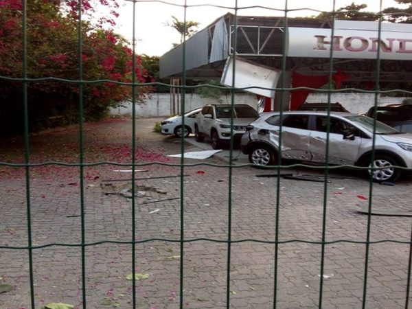 Criminosos atacam concessionária de veículos na Avenida Washington Soares em Fortaleza. — Foto: Rafaela Duarte/Sistema Verdes Mares