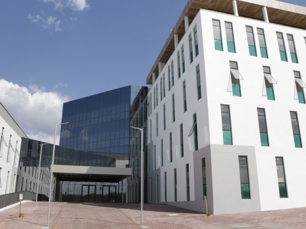 Hospital da Mulher, em Mossoró, foi construído com recursos de empréstimo do Banco Mundial — Foto: Raiane Miranda