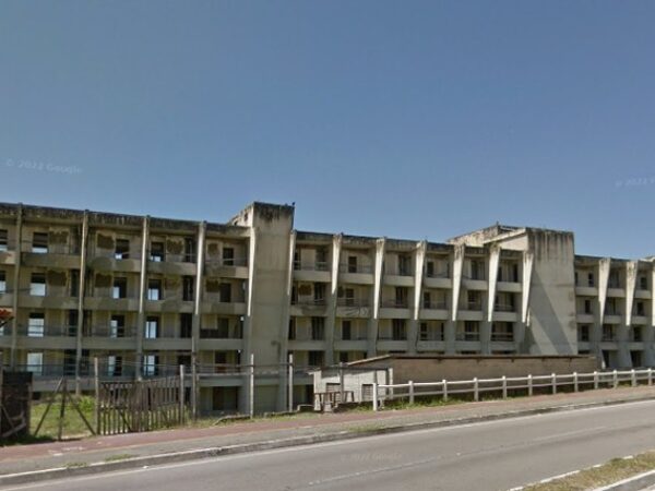 Hotel BRA, obra inacaba na Via Costeira, em Natal (RN) — Foto: Google Street View
