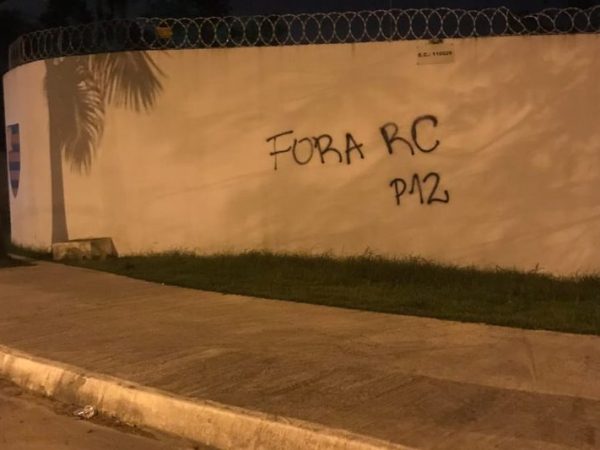 O recado deixado por um torcedor misterioso pedia a saída de Rogério Ceni. — Foto: Redes Sociais/Divulgação