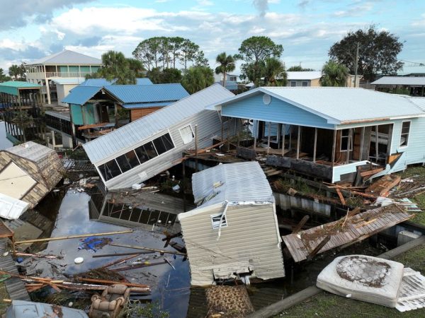 Propriedade danificada após passagem do furacão Idalia em Horseshoe Beach, na Flórida