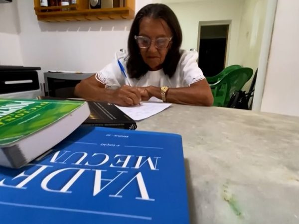 Idosa se formou aos 78 anos, no Sertão da Paraíba: 'Era um olho no tanque e outro nos livros' — Foto: Beto Silva/TV Paraíba